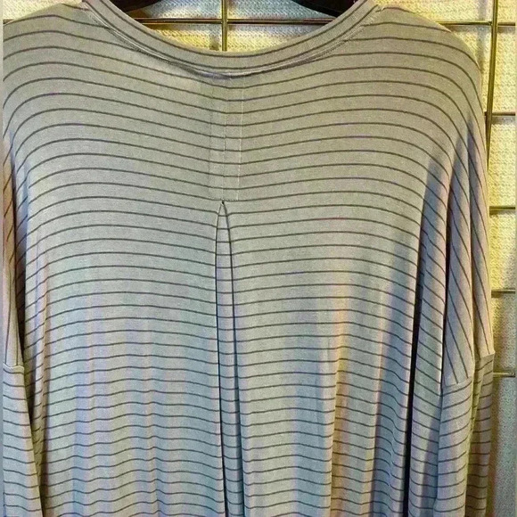 Plum V-Neck Tee - Picture 3 of 3